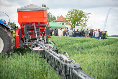 D&uuml;ngerstreuer f&uuml;r Teilfl&auml;chen-Applikation beim Fach-Event &bdquo;Zwischen Acker und App &ndash; Digitalisierung Ihres Pflanzenbaus&ldquo; auf der Dom&auml;ne Schickelsheim (K&ouml;nigslutter/Kreis Helmstedt).