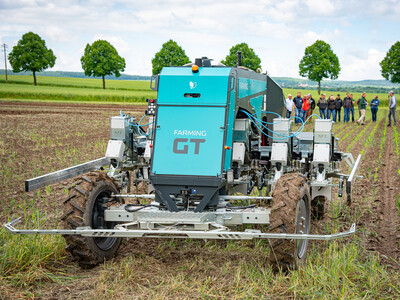 Autonomer Hackroboter mit Elektroantrieb (Farming GT) beim Fach-Event &bdquo;Zwischen Acker und App &ndash; Digitalisierung Ihres Pflanzenbaus&ldquo; auf der Dom&auml;ne Schickelsheim (K&ouml;nigslutter/Kreis Helmstedt).