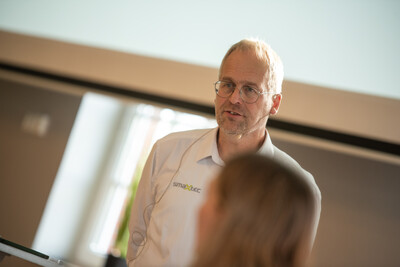Bernd Schwarting, Verkaufsberater beim Agrartechnologieunternehmen smaXtec, auf dem Milcherzeugertag 2025 in Rodenkirchen.