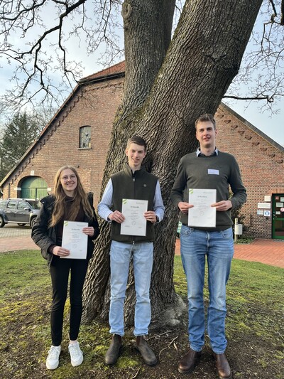 Sieger/-innen in Gruppe 2 (von links): Maileen B&uuml;lau (2. Platz), Fiete Geschwandner (1. Platz) und Julius Hommel (3. Platz).