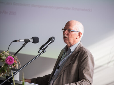 Gerhard Schwetje bei der Begr&uuml;&szlig;ungsrede zur 100-Jahr-Feier im LBZ Echem