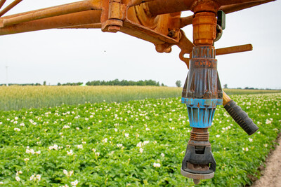 D&uuml;senwagen zur Feldberegnung beim Feldtag zum Thema Landwirtschaft und Wasserschutz am 17.06.2026 in Schw&uuml;blingsen (Uetze/Region Hannover).