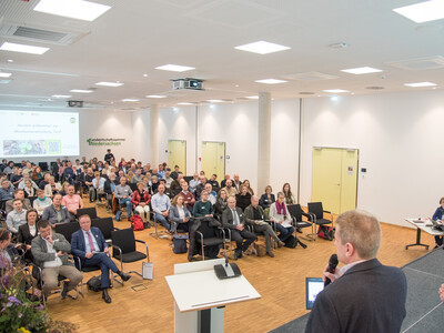 Rund 130 Fachbesucherinnen und -besucher kamen zur Abschlussveranstaltung für das Projekt 'TerZ - Einsatz torfreduzierter Substrate im Zierpflanzenbau' am 23.03.2023 in Hannover-Ahlem.