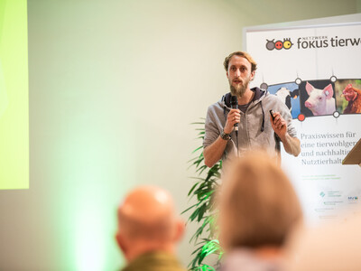 Landwirt J&ouml;rn Andresen sprach &uuml;ber seine Erfahrungen als sein Betrieb von der Avi&auml;ren Influenza betroffen war