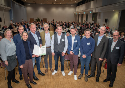 Preisträger Christoph Andreas (2.v.l.), Till Schüler (5.v.r.), Martin Wunram (4.v.r.) und Paul Wellhausen (3.v.r.) vom Ackerbaubetrieb AgrarDiS in Salzhemmendorf mit (v.l.) Vizepräsidentin Dagmar Heyens und Ministerin Miriam Staudte. - © Wolfgang Ehrecke Preisträger Christoph Andreas (2.v.l.), Till Schüler (5.v.r.), Martin Wunram (4.v.r.) und Paul Wellhausen (3.v.r.) vom Ackerbaubetrieb AgrarDiS in Salzhemmendorf mit (v.l.) Vizepräsidentin Dagmar Heyens und Ministerin Miriam Staudte.