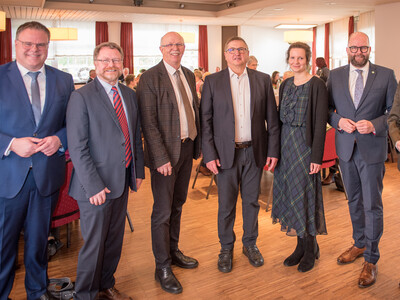 Dr. Günter Kuhnt (4.v.l.), Nachfolgerin Friederike Gerken (5.v.l.) mit (v.l.) Landrat Tobias Gerdesmeyer, Kammerdirektor Dr. Bernd v. Garmissen, Kammerpräsident Gerhard Schwetje, Landrat Johann Wimberg, Stefan Ortmann (stellv. Direktor), Hajo Suhr (OL).