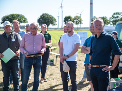 LWK-Vorstandsmitglied Markus Gerhardy (l.) begr&uuml;&szlig;t Matthias Miersch, Vors. der SPD-Bundestagsfraktion (r.)