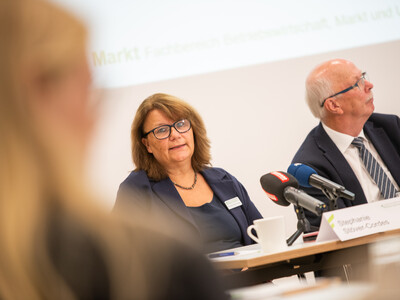 LWK-Marktexpertin Stephanie St&ouml;ver-Cordes (l.) und Kammerpr&auml;sident Gerhard Schwetje w&auml;hrend der Ernte-Pressekonferenz am 03.09.2026 in Hannover-Ahlem.