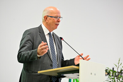 Kammerpr&auml;sident Gerhard Schwetje w&auml;hrend der &Uuml;bergabe der Meisterbriefe Hauswirtschaft 2025 in Hannover.