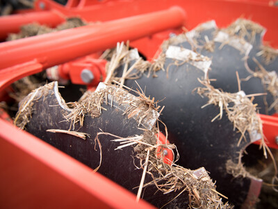 Wassersparend, bodenschonend, wirtschaftlich: Maschinenvorführung zur ultraflachen Bodenbearbeitung mit mehr als 40 Geräten in Sehnde (Region Hannover).
