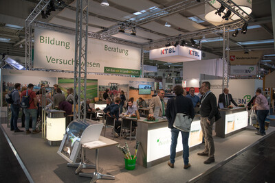 Die Beratung für Praktiker*innen und potenzielle Fachkräfte stehen auf der Agritechnica im Mittelpunkt der Gespräche am Stand der Landwirtschaftskammern sowie am LWK-Stand auf der begleitenden Berufsmesse Campus&Career. - © Wolfgang Ehrecke Die Beratung für Praktiker und potenzielle Fachkräfte standen auf der Agritechnica 2019 im Mittelpunkt der Gespräche am Stand der Landwirtschaftskammern sowie am LWK-Stand auf der begleitenden Berufsmesse Campus&Career.