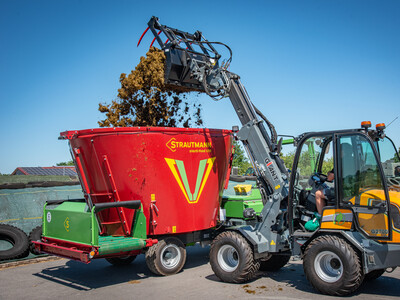 E-Futtermischwagen und E-Radlader beim Praxistag Alternative Antriebsenergien f&uuml;r Landmaschinen am 01.07.2025 im LBZ Echem.