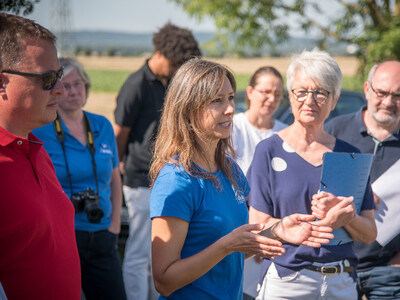 Marieke Neßmann (M.), Leiterin der Ökologischen NABU-Station Aller/Oker, während der Vorstellung einer Fläche speziell für den Rebhuhnschutz nahe des Wolfenbütteler Ortsteils Leinde. - © Wolfgang Ehrecke Marieke Neßmann (M.), Leiterin der Ökologischen NABU-Station Aller/Oker, während der Vorstellung einer Fläche speziell für den Rebhuhnschutz nahe des Wolfenbütteler Ortsteils Leinde.