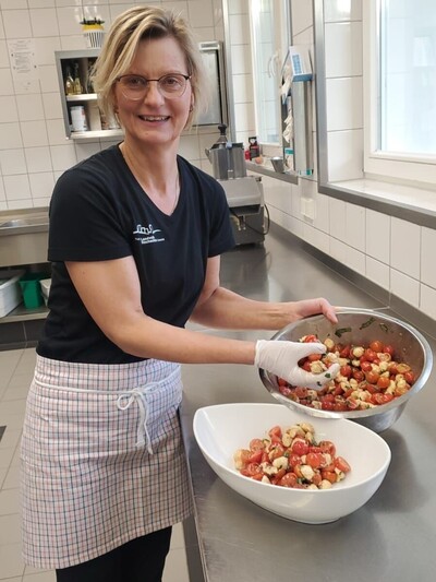 Die engagierte Ausbilderin Ulrike Kornhage von der Katholischen Landvolkhochschule Oesede sch&auml;tzt am Beruf Hauswirtschafter*in die vielen M&ouml;glichkeiten, kreativ und vielseitig zu arbeiten.