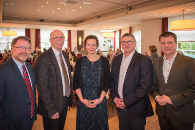 Dr. Günter Kuhnt (2.v.r.) und seine Nachfolgerin Friederike Gerken (Mitte) mit (v.l.) Kammerdirektor Dr. Bernd v. Garmissen, Kammerpräsident Gerhard Schwetje, Stefan Ortmann (stellv. Kammerdirektor).