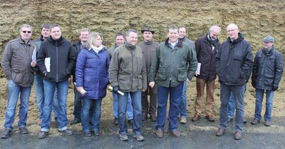 Gruppe vor Maissilagehaufen - © Ansgar Lasar Gruppe vor Maissilagehaufen