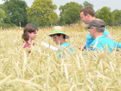 Bundessiegerin in der Kategorie Landwirtschaft I: Rebekka Niers (l.) aus Geeste (Kreis Emsland) bei der Getreidebonitur während des Finales des Berufswettbewerbs der deutschen Landjugend am 21.06.2023 im Landwirtschaftlichen Bildungszentrum in Echem.