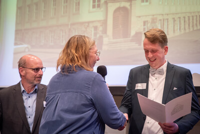 Ulrich L&ouml;hr (l.), Vorsitzender des Ausschusses Arbeitnehmerberatung und Weiterbildung, sowie Kammer-Vizepr&auml;sidentin Dagmar Heyens (M.) gratulieren Niko Schlump zur Auszeichnung Arbeitnehmer des Jahres 2025.