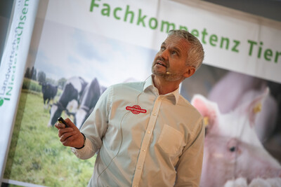 Martin Eistrup, Geschäftsführer bei CowManager Deutschland, als Referent auf dem Milcherzeugertag 2025 in Rodenkirchen.