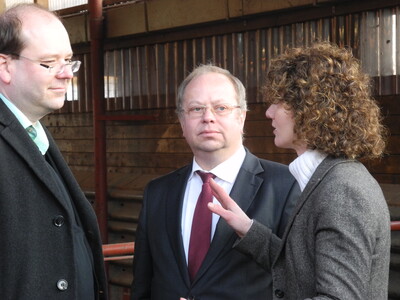 Minister Meyer und Kreislandwirt Norbert Meyer lauschen interessiert den Ausführungen von Frau Batke-Busse