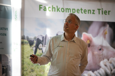 Bernd Schwarting, Verkaufsberater beim Agrartechnologieunternehmen smaXtec, auf dem Milcherzeugertag 2025 in Rodenkirchen.
