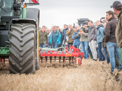 Wassersparend, bodenschonend, wirtschaftlich: Maschinenvorf&uuml;hrung zur ultraflachen Bodenbearbeitung mit mehr als 40 Ger&auml;ten in Sehnde (Region Hannover).