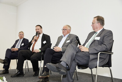 Tr&auml;ger der LWK (v.l.): Heiner Beermann (Waldbesitzerverband), Dr. Holger Hennies (Landvolk), Dirk Sander (Landesfischereiverband) und Hajo Hinrichs (Gartenbau/Baumschulen) w&auml;hrend des Festakts zum 125-j&auml;hrigen Bestehen am 21.05.2024 in Hannover-Ahlem.