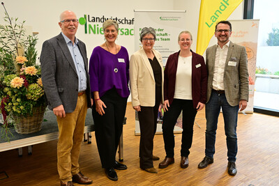 Fachtagung Frauen in der Landwirtschaft - Mut tut gut (v.l.): Kammerpräsident Gerhard Schwetje, die LandFrauen-Präsidentinnen Elisabeth Brunkhorst (Hannover) und Ina Janhsen (Weser-Ems), Organisatorin Frauke Schwiderrek, Kommunikationsexperte Jakob Lipp.
