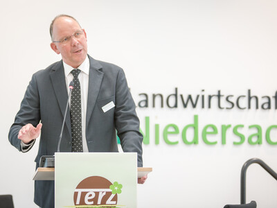TerZ-Gesamtverantwortlicher Prof. Dr. Bernhard Beßler während der Abschlussveranstaltung für das Projekt 'TerZ - Einsatz torfreduzierter Substrate im Zierpflanzenbau' am 23.03.2023 in Hannover-Ahlem.