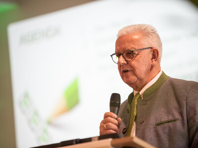 Friedrich-Otto Ripke, Vors. des NGW-Landesverbandes, referierte zu den Marktaussichten in der Gefl&uuml;gelbranche