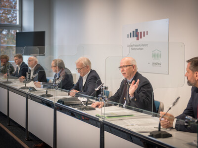 Pressekonferenz der Allianzpartner der Vereinbarung Der Niedersächsische Weg in Hannover: Am 29.10.2020 wurden die ausgehandelten Eckpfeiler für mehr Natur- und Artenschutz vorgestellt und diese erneut mit einer Unterschrift bekräftigt. - © Wolfgang Ehrecke Pressekonferenz der Allianzpartner der Vereinbarung Der Niedersächsische Weg in Hannover: Am 29.10.2020 wurden die ausgehandelten Eckpfeiler für mehr Natur- und Artenschutz vorgestellt und diese erneut mit einer Unterschrift bekräftigt.