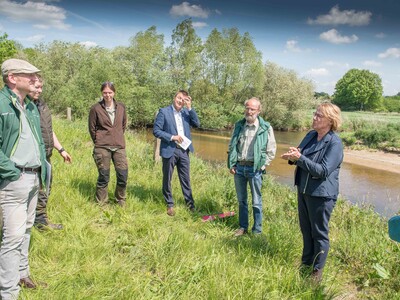 Ergebnisse und Herausforderungen der Nutriajagd: Fachleute der LWK, Vertreter*innen der J&auml;gerschaft sowie des Unterhaltungsverbandes am 11.05.2022 beim Treffen mit Agrarministerin Barbara Otte-Kinast an der Vechte bei Quendorf (Grafschaft Bentheim).