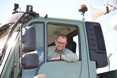 Landtechnik-Berater Claus Fricke organisierte und moderierte die Maschinenvorf&uuml;hrung.