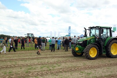 Besucher in G&uuml;lzow auf dem Feldtag Freilandgem&uuml;sebau der LFA MV