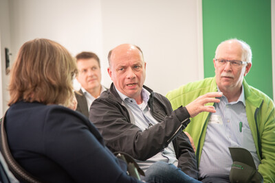 Markus Gerhardy (M., LWK-Ausschuss Pflanze) und Kammerpr&auml;sident Gerhard Schwetje (r.) beim Austausch mit Agrar-Staatssekret&auml;rin Frauke Patzke (l.) beim Fach-Event &bdquo;Zwischen Acker und App &ndash; Digitalisierung Ihres Pflanzenbaus&ldquo;.