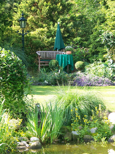 - © Christiane Rehkamp Sitzbank am Teich