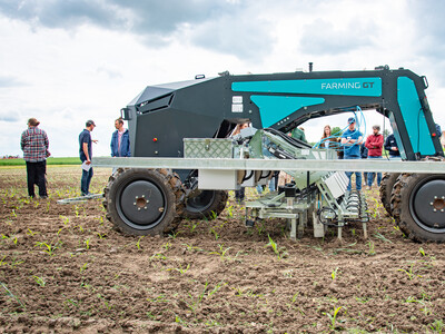 Autonomer Feldroboter mit Elektroantrieb (Farming GT) beim Fach-Event &bdquo;Zwischen Acker und App &ndash; Digitalisierung Ihres Pflanzenbaus&ldquo; auf der Dom&auml;ne Schickelsheim (K&ouml;nigslutter/Kreis Helmstedt).