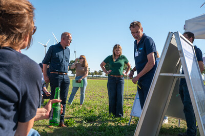 Dr. Knut Meyer (LBEG) informierte &uuml;ber Bodenbeschaffenheit und Funktionsweise des Sickerwasserversuchs