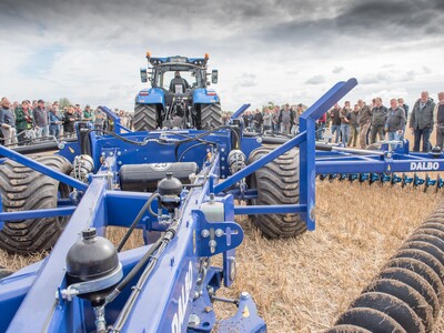 Rund 1.700 Besucherinnen und Besucher beobachteten unterschiedliche Maschinen zur ultraflachen Bodenbearbeitung im praktischen Einsatz.