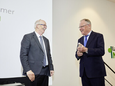 Kammerpr&auml;sident Gerhard Schwetje (l.) &uuml;berreicht Ministerpr&auml;sident Stephan Weil w&auml;hrend des Festakts zum 125-j&auml;hrigen Bestehen der Landwirtschaftskammer Niedersachsen am 21.05.2024 in Hannover-Ahlem eine Flasche selbst hergestellten Eierlik&ouml;r.