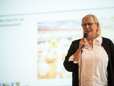 Silke Schierhold (LWK) f&uuml;hrte durch den zweiten Themenblock des Vortragsprogramms beim Fachgespr&auml;ch Legehenne 2026
