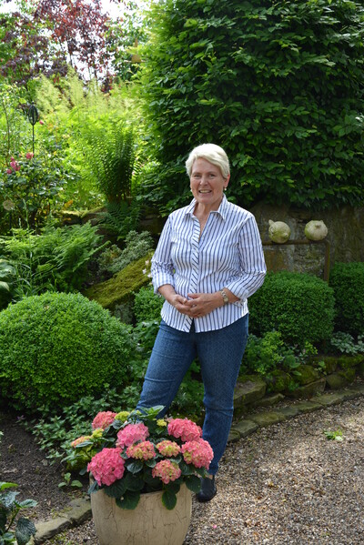 Josefa Horstmann kümmert sich gerne um ihren Garten. - © Christiane Rehkamp Josefa Horstmann