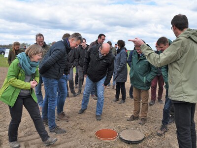 Dr. Knut Meyer (rechts) vom Landesamt für Bergbau, Energie und Geologie gab einen Einblick in die Saugsondenanlage.