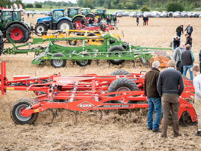 Wassersparend, bodenschonend, wirtschaftlich: Maschinenvorführung zur ultraflachen Bodenbearbeitung mit mehr als 40 Geräten in Sehnde (Region Hannover).