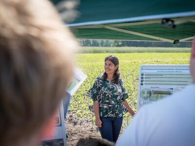 Hier werden den Besuchern des Feldtages Wasserschutz in Wehnen Versuche zum grundwasserorientierten Zwischenfruchtanbau erkl&auml;rt.
