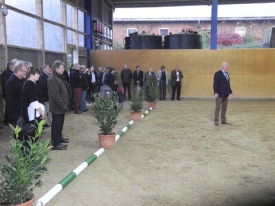 In der Reithalle konnten sich die Gäste ein Bild von den Zuchtpferden machen - © Dr. Brunken, FB 3.5 - © Dr. Hans-Gerd Brunken In der Reithalle konnten sich die Gäste ein Bild von den Zuchtpferden machen