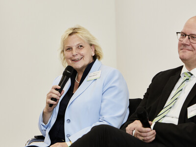 Agrarpolitik auf der B&uuml;hne: Karin Logemann (l., SPD) und Dr. Marco Mohrmann (CDU) w&auml;hrend des Festakts zum 125-j&auml;hrigen Bestehen der Landwirtschaftskammer Niedersachsen am 21.05.2024 in Hannover-Ahlem.