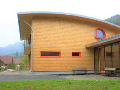 Moderne Fassadengestaltung mit Holzschindeln