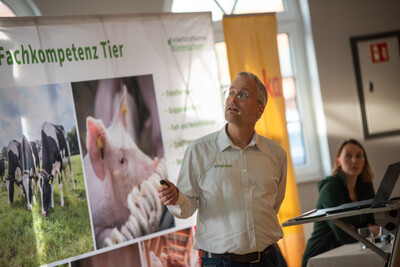 Bernd Schwarting, Verkaufsberater beim Agrartechnologieunternehmen smaXtec, auf dem Milcherzeugertag 2025 in Rodenkirchen.