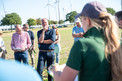 Gerald Burgdorf und Caroline Benecke erläuterten die ersten Ergebnisse aus Schwüblingsen aus pflanzenbaulicher Sicht
